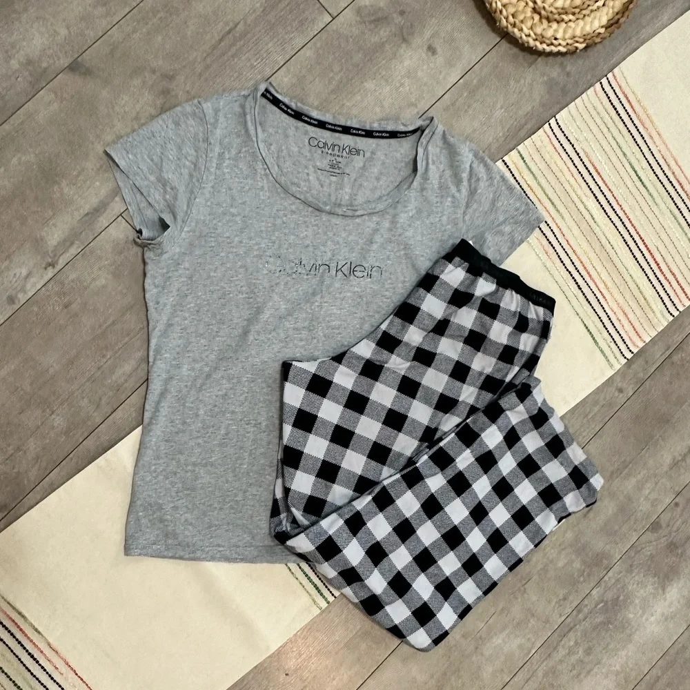 Calvin Klein Women’s 2 Pc Pajamas Set Logo T-Shirt and Black Plaid Pants Size M
